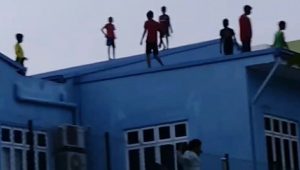 ފިވަތީގައި އުޅޭ ކުދިންތައް މަރުކަޒުގެ ފުރާޅުމައްޗަށް އަރައިގެން ކޮޅުކޮޅަށް ދުވަނީ