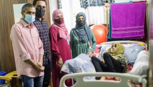 ހުޅުމާލޭ ޣާޒީ ސްކޫލުގެ ދަރިވަރަކާ އެނދު ހަވާލުކުރުމުގެ ހަރަކާތުގެ ތެރެއިން... ފޮޓޯ: އާކް