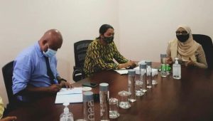 އައިޝަތު ރަޝީދު (މ) ޖެންޑަރ މިނިސްޓަރު އާއިޝާއާއެކު ބައްދަލުވުމެއްގައި -ފޮޓޯ: ޖެންޑަރ މިނިސްޓްރީ/އެފް.ބީ