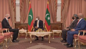 ޖަރުމަނުގެ އައު ސަފީރު ހޮލްގަރ ލޯތަރ ސިއުބަރޓާ ރައީސުލްޖުމްހޫރިއްޔާ އިބްރާހީމް މުޙައްމަދު ޞާލިޙު ބައްދަލުކުރައްވަނީ. -ފޮޓޯ: ރައީސް އޮފީސް