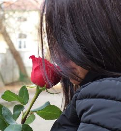 girl-with-red-rose