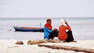 ހޯރަފުށީ އަތިރީގައި ދެ މީހަކު މަޑުކޮށްލައިގެން 1999 ވަނަ އަހަރު.... -ފޮޓޯ: އަހުމަދު ޝިޔާމް