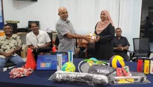 ހުއްރިޔާ ސްޕޯޓްސް ކުލަބުގެ ފަރާތުން ހުރާ ސުކޫލަށް ކުޅިވަރު ސާމާނު ހަދިޔާކުރުމުގެ ތެރެއިން... ފޮޓޯ: ހުއްރިއްޔާ ސ.ކ