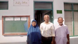 އިބްރާހިމް ހުސައިންފުޅު ހިންގަވާ ގުރުއާން ހިތުދަސް ކިލާސް ކުރިމަތީގައި ރައީސް ސޯލިހުގެ އަރިހުގައި ފޮޓޯއަކަށް މަޑުކޮށްލައްވައިގެން