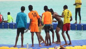 ކުދިންތަކެއް މޫދަށް އެރެނީ: އެ ކުއްޖެއްގެ ހުރި ހުނަރެއް ތަރައްޤީކޮށްދިނުމަކީ ސްކޫލްތަކުގެ ޒިންމާކަމުގައި ބަލަންޖެހޭ. -އަދިވެސް ފޮޓޯ: ސިނާން