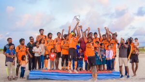 ދިއްދޫ ނައިން އަ ސައިޑް ފުޓްބޯޅަ މުބާރާތުގެ ތަށި ޓީނޭޖު ބޯއީސް އުފުލާލަނީ - އަދިވެސް ފޮޓޯ: އިބްރާޙިމް ނަޝޫހު