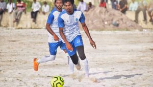 މިއަދުގެ ސެމީފައިނަލް މެޗުގައި ބޯޅަ ހިފައިގެން ދާން ލައިކެންސްގެ މުހައްމަދު ވިޝާހު (32) މަސައްކަތް ކުރަނީ: އަދިވެސް ފޮޓޯ: އަސީލް