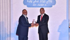 ކާނަލް (ރިޓަޔަރޑް) ރަންވިއްކާ އާދަމް މަނިކަށް ރައީސުލްޖުމްހޫރިއްޔާ އިބްރާހީމް މުޙައްމަދު ޞާލިޙް އިނާމު ދެއްވަނީ -ފޮޓޯ: ރައީސް އޮފީސް