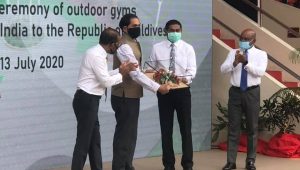 ބ. އަތޮޅު ތިން ރަށެއްގައި، ބޭރުގައި ޖިމެއް އަޅަން ތަކެތި ހަވާލުކުރުމުގެ ރަސްމީޔާތު  -ފޮޓޯ: އިންޑިއާ އެމްބަސީ