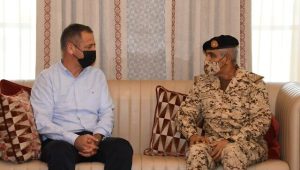 އިސްރާއީލުގެ ޗީފް އޮފް ސްޓާފް ލެފްޓްނަންޓް ޖެނެރަލް އެވީވް ކޯޚާވީ (ވ) އަށް ބަޙްރައިނުގެ ޗީފް އޮފް ސްޓާފް ލެފްޓްނަންޓް ޖެނެރަލް ޛިޔާބު ބިން ޞަޤްރުއް ނުޢައިމީ މަރުހަބާ ދަންނަވަނީ
