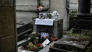 ޕެރިސްގައި ހުރި މަޝްހޫރު މިއުޒިކް ބޭންޑް ދަ ޑޯސްގެ ލަވަކިޔުންތެރިޔާ ޖިމް މޮރިސަންގެ މަހާނަ