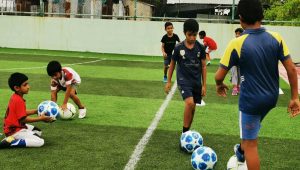 ކުރެންދޫ ފުޓްބޯޅަ އެކަޑަމީގެ ޕްރެކްޓިސްގެ ތެރެއިން.. -ފޮޓޯ: ކުރިމަގު ފައުންޑޭޝަން
