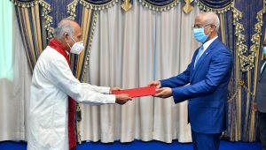 ސްރީލަންކާގެ އާ ސަފީރު ރޮހާނާ ބެއްޑާޖު ރައީސުލްޖުމްހޫރިއްޔާ އަށް ފަތްކޮޅު އަރުއްވަނީ -ފޮޓޯ: ރައީސް އޮފީސް