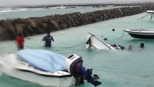 އަޑިއަށްދިޔަ ކުޅުދުއްފުށީ ލޯންޗު ނެގުމުގެ މަސައްކަތް އެމްއެންޑީއެފް ރެސްކިއު ޓީމުން ކުރަނީ -ފޮޓޯ: އެމް.އެން.ޑީ.އެފް