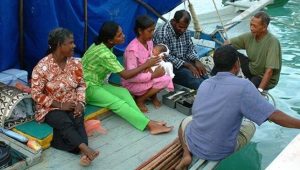 ވިހައިގެން ކުޑަ ދަރިފުޅާއެކު ދޯންޏެއްގައި އެނބުރި ރަށަށް ދަނ ީ-ފޮޓޯ: ޝާހީނާ އަލީ/ ޔޫ.އެން.އެފް.ޕީ.އޭ