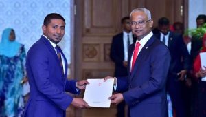 ޔޫތު މިނިސްޓަރުކަމުގެ ފަތްކޮޅު އަހުމަދު މަހުލޫފަށް 18 ނޮވެމްބަރު 2018 ގައި ރައީސް ދެއްވަނީ -ފޮޓޯ: ރައީސް އޮފީސް