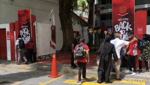 ބެލެނިވެރިންނާއެކު މަޖީދިއްޔާގެ ބައެއް ދަރިވަރުން ސްކޫލަށް ވަންނަނީ. -އަދިވެސް ފޮޓޯ