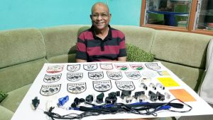 މައްލާ ރެފްރީކަން ކުރެއްވި ބެޖުތަކާއި ބައެއް ކަށިގަނޑުތަކާއެކު ފޮޓޯއަކަށް މަޑުކޮށްލައްވައިގެން -އަދިވެސް ފޮޓޯ: