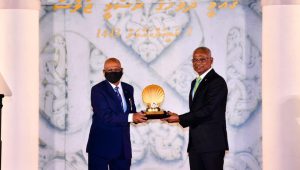 ކުޅިވަރަށް ހިދުމަތްކުރުމުގެ ޝަރަފުވެރިކަމުގެ ގައުމީ އިނާމު މައްލާ ޅަތުއްތުއަށް ރައީސުލްޖުމްހޫރިއްޔާ އިބްރާހީމް މުޙައްމަދު ޞާލިހު ދެއްވަނީ