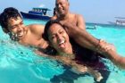 މީކާއިލާއި މަންދީ ޒުބެއިރު މޫދުގައި ކުޅެނީ