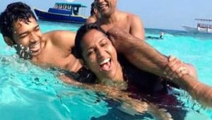 މީކާއިލާއި މަންދީ ޒުބެއިރު މޫދުގައި ކުޅެނީ