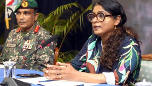 ޑިފެންސް މިނިސްޓަރު މާރިޔާ އަހުމަދު ދީދީ އާއި ޗީފް އޮފް ޑިފެންސް ފޯސް މޭޖަރ ޖެނެރަލް އަބްދުﷲ ޝަމާލް -ފޮޓޯ: އެމް.އެން.ޑީ.އެފް