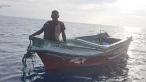 އިންޖީނު ނެތް ޑިންގީގައި އޮޔާދިޔަ ލަންކާ މީހާ ޑިންގީތެރޭގައި... ފޮޓޯ: އެމް.އެން.ޑީ.އެފް