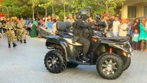 އެމް.އެން.ޑީ.އެފްގެ ޕެރޭޑުގައި ހަތިޔާރުތަކާއި އުޅަނދުތައް ދައްކާލަނީ... -އަދިވެސް ފޮޓޯ: އެލިޒީ