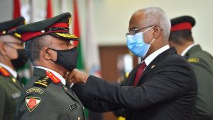 ބްރިގޭޑިއަރ ޖެނެރަލް ރޭންކު ޢަބްދުﷲ ޒުހުރީ އަށް ރައީސުލްޖުމްހޫރިއްޔާގެ އަތްޕުޅުން ދެއްވަނީ- ފޮޓޯ: ރައީސް އޮފީސް