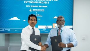 މިނިސްޓަރ އޮފް އިކޮނޮމިކް ޑިވެލޮޕްމަންޓް އެންޑް ޓްރޭޑް މުހައްމަދު ސައީދު (ވ) އާއި މޯލްޑިވްސް ޕޯޓްސް ލިމިޓެޑް (އެމް.ޕީ.އެލް)ގެ ޗީފް އެގްޒެކެޓިވް އޮފިސަރ (ސީ.އީ.އޯ) ޑީ.ސީ.ޕީ (ރިޓަޔަރޑް) މުހައްމަދު ރިޝްވާން އެއްބަސްވުމުގައި އިއްޔެ ސޮއިކުރައްވަނީ