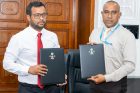 ކޮންސްޓްރަކްޝަން، ހައުސިން އެންޑް އިންފްރާސްޓްރަކްޗަރު މިނިސްޓަރު ޑރ. ޢަބްދުالله މުއްތަލިބު (ވ) އަދި އެމްޓީސީސީގެ މެނޭޖިން ޑިރެކްޓަރު ޑީސީޕީ (ރިޓަޔަޑް) އަހްމަދު ސައުދީ މިއަދު އޮތް ސޮއިކުރެއްވުމުގެ ރަސްމިއްޔާތުގައި