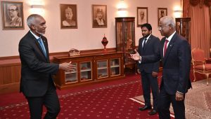 ރައީސް އިބްރާހިމް މުހައްމަދު ސޯލިހް މިއަދު އިންތިހާބީ ރައީސް ޑރ. މުހައްމަދު މުއިއްޒާ ބައްދަލުކުރައްވަނީ