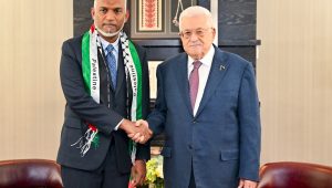 ރައީސުލްޖުމްހޫރިއްޔާ ޑޮކްޓަރ މުހައްމަދު މުއިއްޒު (ވ) ފަލަސްތީނުގެ ކުރީގެ ރައީސް މަހްމޫދު އައްބާސްއާ މި ދިޔަ އަހަރު ބޭއްވި އދ.ގެ 79 ވަނަ އާއްމު މަޖިލީހުގެ ހަވާސާގައި ބައްދަލުކުރައްވަނީ