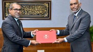 ހާރިޖީ ވަޒީރުކަމުގެ ފަތްކޮޅު ރައީސް ޑޮކްޓަރ މުއިއްޒު (ކ) ޑޮކްޓަރ ހަލީލަށް އަރުވަނީ