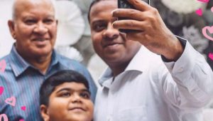 މުހައްމަދު ހުސެއިން ޝަރީފު އޭނާގެ ބައްޕަ އަދި ދަރިކަލުންނާއެކު ސެލްފީ ނަންގަވަނީ  -ފޮޓޯ: އެފް.ބީ