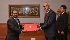 ފޮރިން މިނިސްޓްރީގެ އެމްބެސަޑަރ އެޓް ލާޖު ކަމަށް 2023 ނޮވެމްބަރު 19 ގައި ރައީސް މުއިއްޒު، މުންދު އައްޔަން ކުރައްވަނީ -ފައިލް ފޮޓޯ