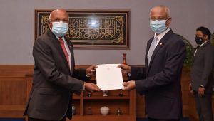 ކެރެފާ ނަސީމަށް ހެލްތު މިނިސްޓަރުކަމުގެ ފަތްކޮޅު މިއަދު ދެއްވަނީ  -ފޮޓޯ: ރައީސް އޮފީސް