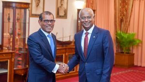 ރައީސް ސޯލިހާއި ރައީސް ނަޝީދު ރައީސް އޮފީހުގައި މިއަދު ބައްދަލުކުރައްވަނީ. -ފޮޓޯ: މަޖިލިސް