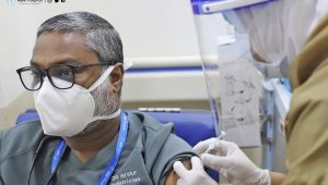 ޑރ. އަބްދުﷲ ނިޔާފު ކޮވިޑް ވެކްސިން ޖައްސަވަނީ -ފޮޓޯ: އޭ.ޑީ.ކޭ/އެފް.ބީ