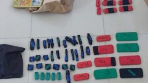 ޖަލަށް ވައްދަން ތައްޔާރުކޮށްފައި ހުރި ފޯނުތަކާއި އެއާ ގުޅޭ ސާމާނުތައް. -ފޮޓޯ: ޕޮލިސް