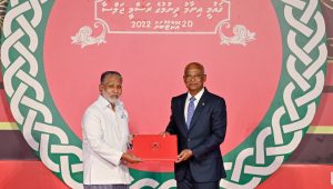 ދިވެހިބަހާއި އަދަބިއްޔާތުގެ ދާއިރާއިން ޝަރަފުވެރިކަމުގެ ޤައުމީ އިނާމު މުޙައްމަދު ޝާހިދު ޙަލީމަށް ދެއްވަނީ