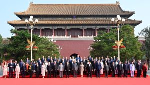 新华社照片，北京，2025年9月3日
    9月3日，纪念中国人民抗日战争暨世界反法西斯战争胜利80周年大会在北京隆重举行。纪念大会开始前，中共中央总书记、国家主席、中央军委主席习近平和夫人彭丽媛在端门外广场迎接出席大会的外方代表团团长及其配偶，并同他们合影留念。
    新华社记者 申宏 摄