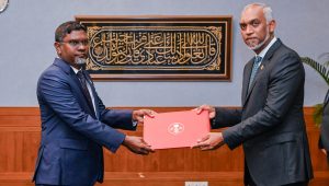 އެމް.އެމް.އޭގެ ކުރީގެ ގަވަރުނަރު ޢަހްމަދު ނަޞީރަށް އެޑްވައިޒަރ ޓު ދަ މިނިސްޓަރ އޮފް ފިނޭންސްގެ މަގާމު ހަވާލުކުރައްވަނީ