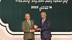 ދައުލަތަށް ހިދުމަތްކުރުމުގެ އިނާމު މައްލާ ޅަތުއްތުއަށް ރައީސުލްޖުމްހޫރިއްޔާ އިބްރާހީމް މުޙައްމަދު ޞާލިހު ދެއްވަނީ