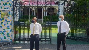 ރައީސް އިބްރާހިމް މުހައްމަދު ސޯލިހާއި ރައީސް މުހައްމަދު ނަޝީދު މުލީއާގޭ ދޮރުމަތީގައި -ފޮޓޯ:ރައީސް ސޯލިހު/ޓްވިޓަރ