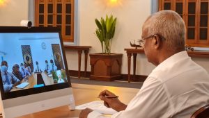 ކުޅުދުއްފުށީ ސިޓީ ކައުންސިލާ އޮންލައިންކޮށް ރައީސުލްޖުމްހޫރިއްޔާ ބައްދަލުކުރައްވަނީ. -ފޮޓޯ: ރައީސް އޮފީސް