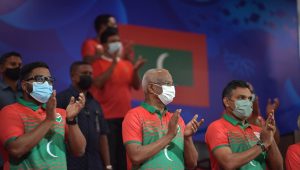ރައީސުލްޖުމްހޫރިއްޔާ (މ) އާއި ނައިބު ރައީސުލްޖުމްހޫރިއްޔާ (ކ) އަދި އެފް.އޭ.އެމްގެ ރައީސް ރޭގެ މެޗުގައި ތަރުހީބު ދެއްވަނީ -ފޮޓޯ ރައީސް އޮފީސް