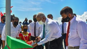އޮމަދޫ ބަނދަރު ރަސްމީގޮތުން ރައީސުލްޖުމްހޫރިއްޔާ އިބްރާހީމް މުޙައްމަދު ޞާލިޙް ހުޅުއްވައިދެއްވަނީ -ފޮޓޯ: ރައީސް އޮފީސް