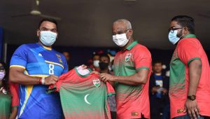 ރާއްޖޭގެ ގައުމީ ޓީމުގެ ޖާޒީއެއް ރައީސުލްޖުމްހޫރިއްޔާ އިބްރާހިމް މުހައްމަދު ސޯލިހު ނަމާލަށް ވެދުން ކުރައްވަނީ -ފޮޓޯ: ރައީސް އޮފީސް