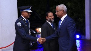 ރައީސުލްޖުމްހޫރިއްޔާ އިބްރާހިމް މުހައްމަދު ސޯލިހު (ކ) އާއި ހޯމް މިނިސްޓަރު އިމްރާން އަދި ޕޮލިސް ކޮމިޝަނަރ ހަމީދު (ވ)